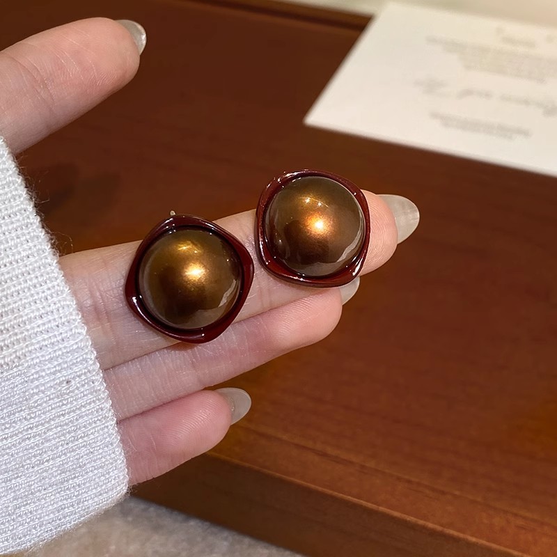 Retro Hong Kong-style red square stud earrings for women, exquisite and fashionable, versatile earrings, a unique and unique style, versatile earrings details Picture