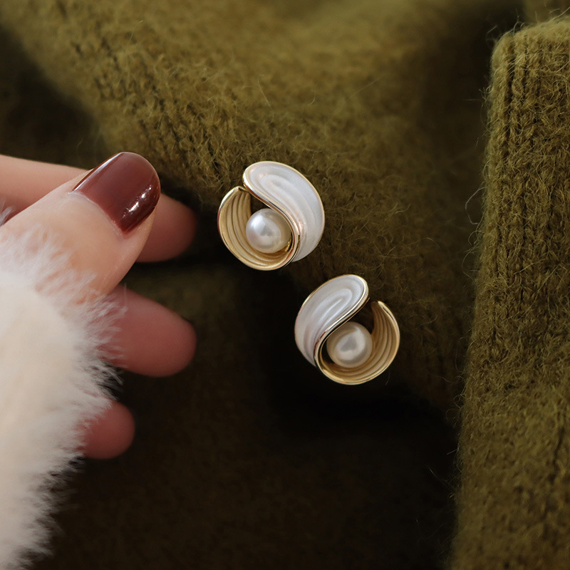 The s925 silver needle retro style pearl earrings exude a sense of feminine sophistication. The gentle and simple stud earrings are a niche design accessory details Picture