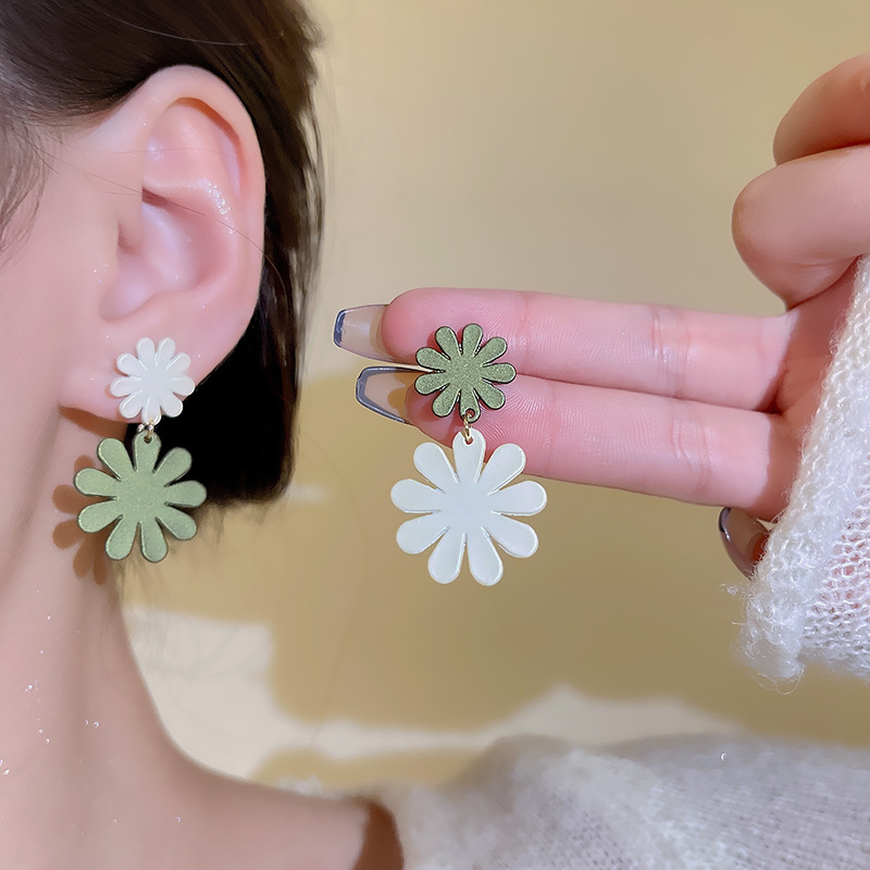 Summer's fresh and elegant tea-themed earrings, trendy and stylish earrings with a high-end feel, green versatile stud earrings, the latest trend in 2023 details Picture