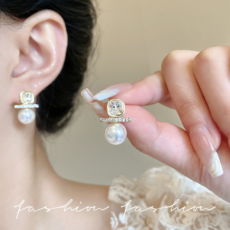 Diamond-encrusted pearl geometric silver needle stud earrings for women, retro, light luxury and high-end style, simple French Chanel style earrings details Picture