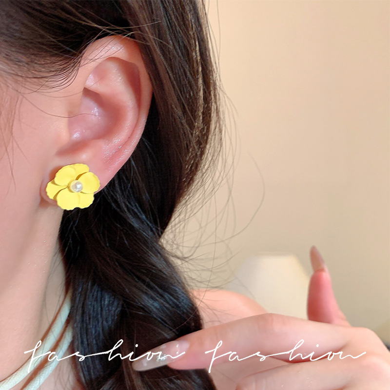 Yellow flower stud earrings for women, new summer 2025 versatile pearl earrings, vacation style, gentle forest-themed earrings Specification drawing