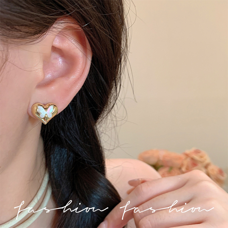 Retro, fashionable and simple design sense, heart-shaped butterfly stud earrings, women's French high-end style, versatile golden glossy earrings Specification drawing