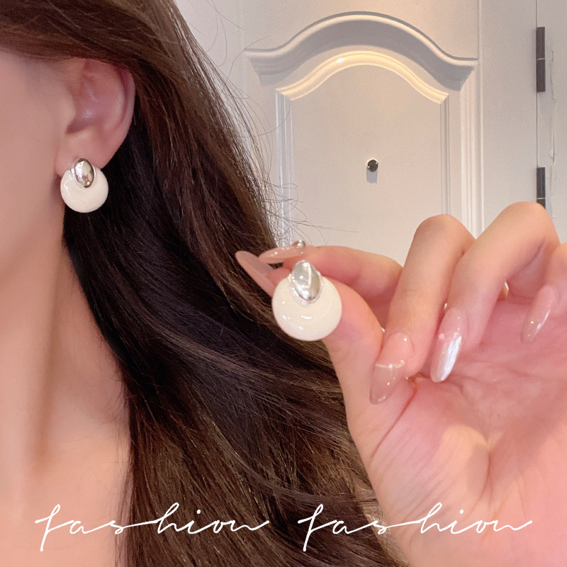 French retro white glazed earrings for women, simple and elegant, light luxury and high-end stud earrings, Korean style fashionable and versatile earrings Application Scenario