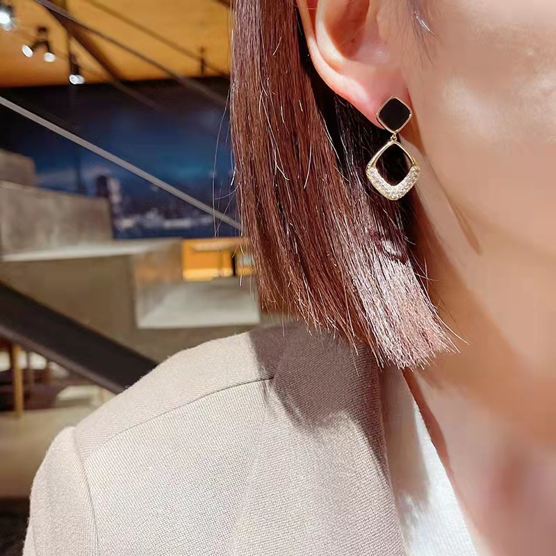 S925 Silver Needle Korean square earrings with geometric diamonds, new fashionable and stylish design, stud earrings for women Specification drawing