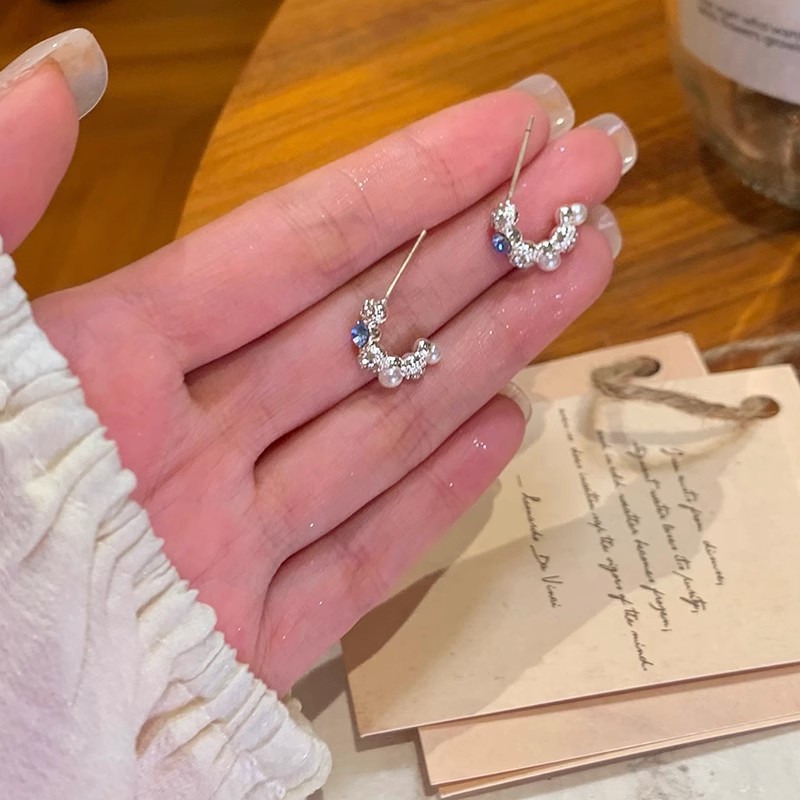Korean-style zirconium pearl earrings, a unique and stylish female bestseller, stud earrings with a light luxury, niche and high-end feel Application Scenario