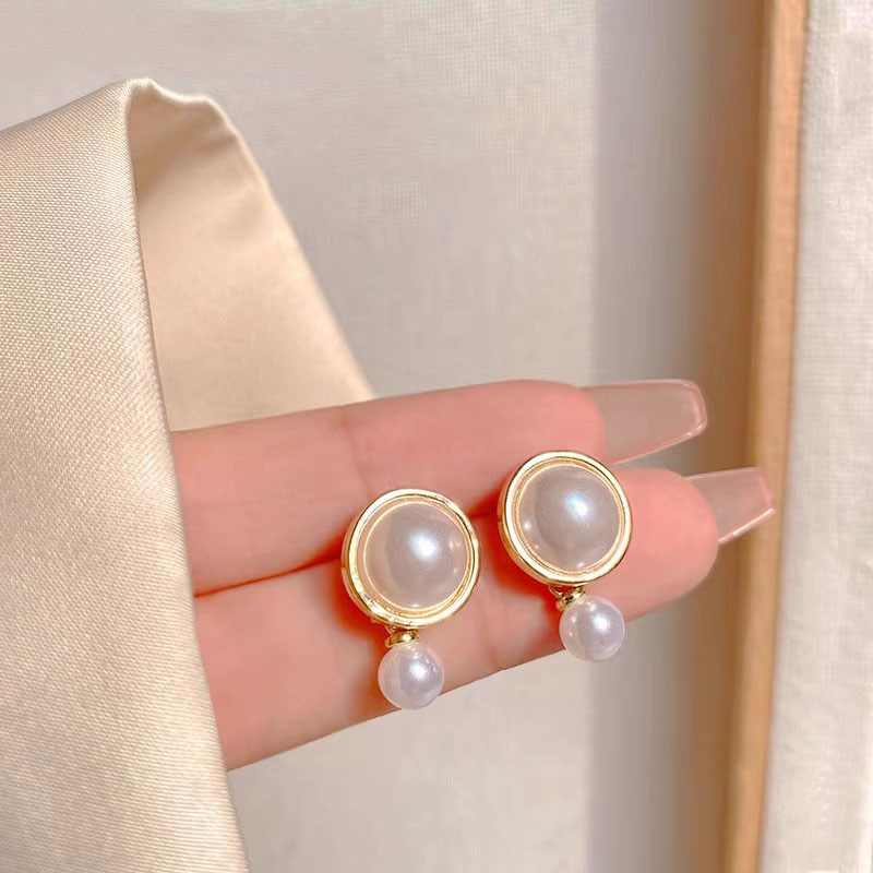 French retro design pearl earrings, a fashionable and high-end look for women, versatile and elegant, and a niche earring accessory Application Scenario