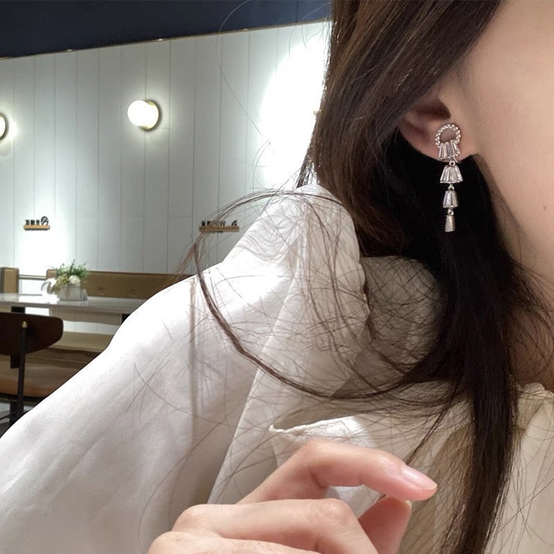 French high-end zirconia elegant earrings. For a female socialite with a round face, it can make her look slimmer. Unique and niche design. Versatile earrings Application Scenario