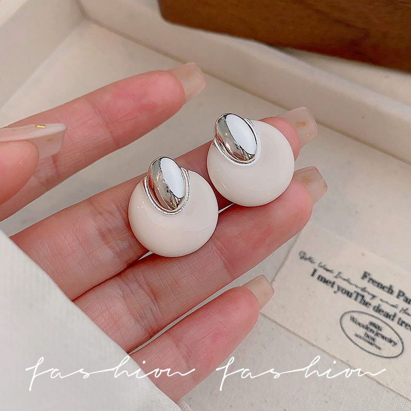 French retro white glazed earrings for women, simple and elegant, light luxury and high-end stud earrings, Korean style fashionable and versatile earrings Specification drawing