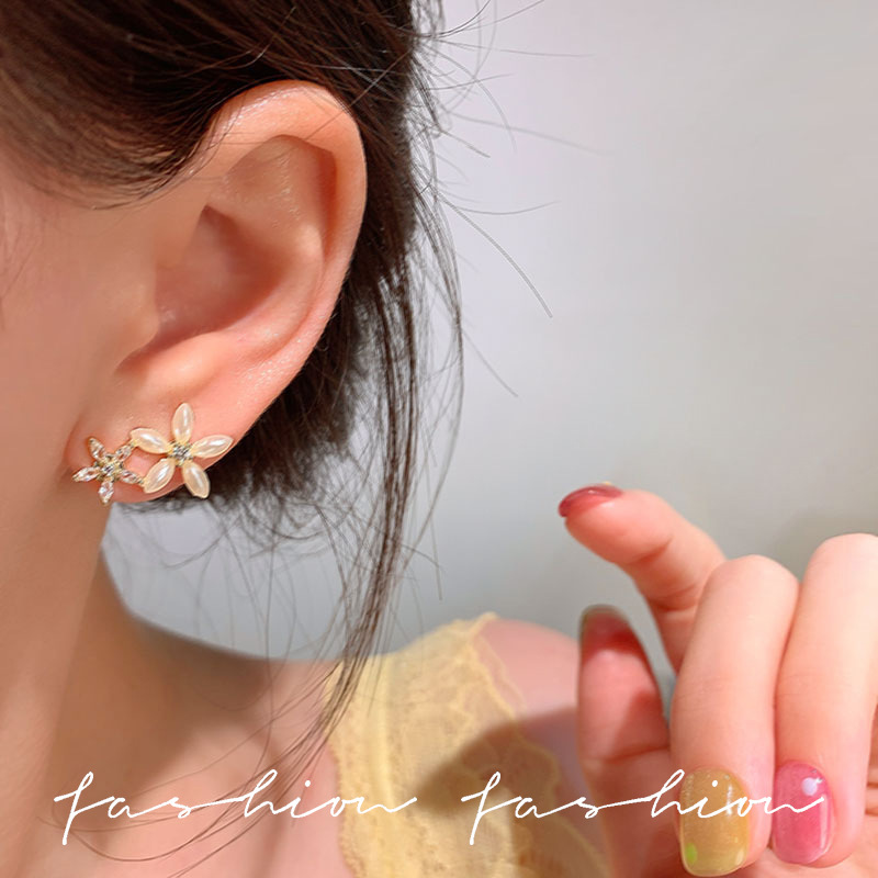 Korean-style diamond-encrusted flower pearl stud earrings for women, with a light luxury and niche design sense, super ethereal earrings, fashionable and versatile commuting earrings Application Scenario