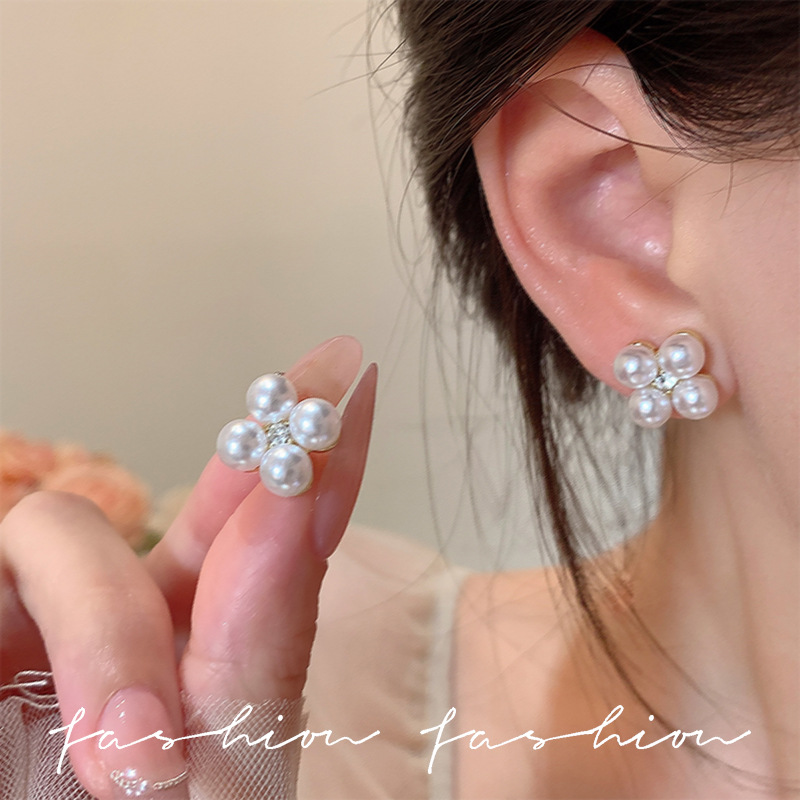 The four-leaf pearl stud earrings are a versatile new sweet and ins style French retro design with a high-end floral design Application Scenario