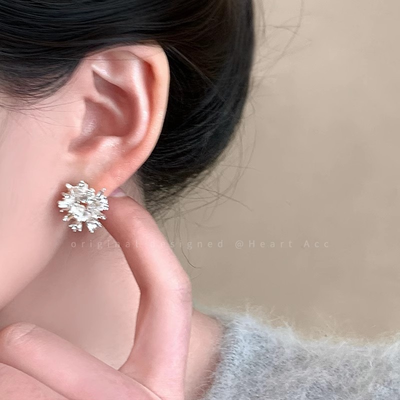 Geometric pearl sunflower silver needle stud earrings for women, unique, exquisite and high-end style earrings, fashionable, niche and individual earrings details Picture
