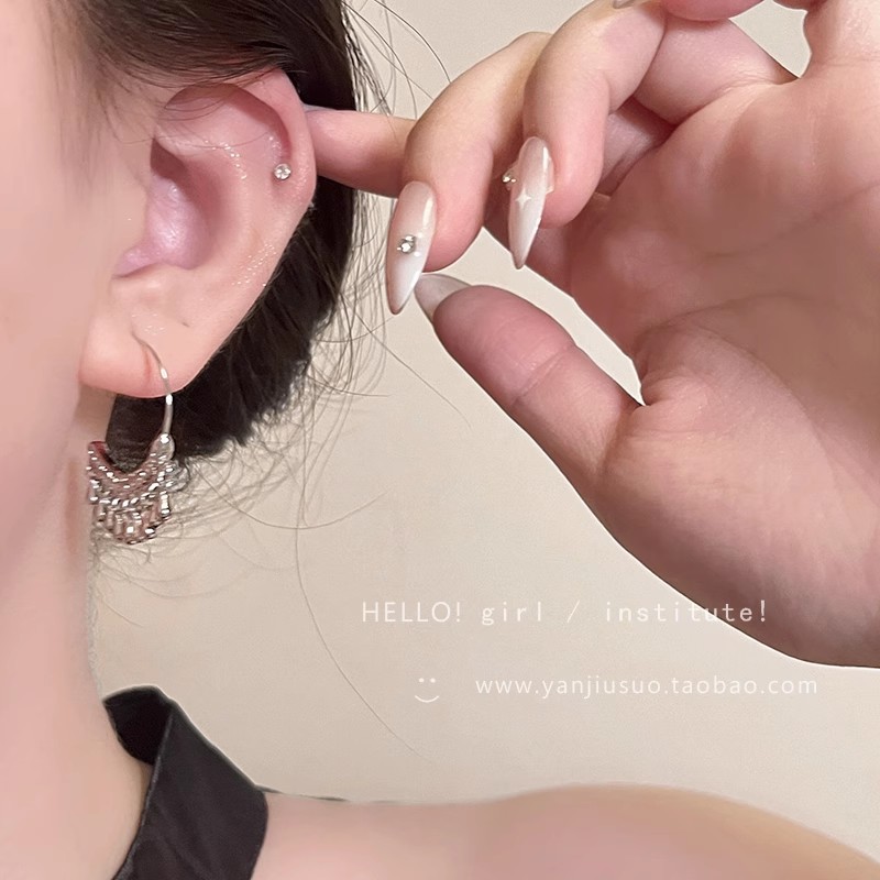 The cold and elegant water drop tassel earrings are unique and niche earrings for women. They exude a sense of light luxury and sophistication, with a grand and exaggerated style. The trend of earrings Application Scenario