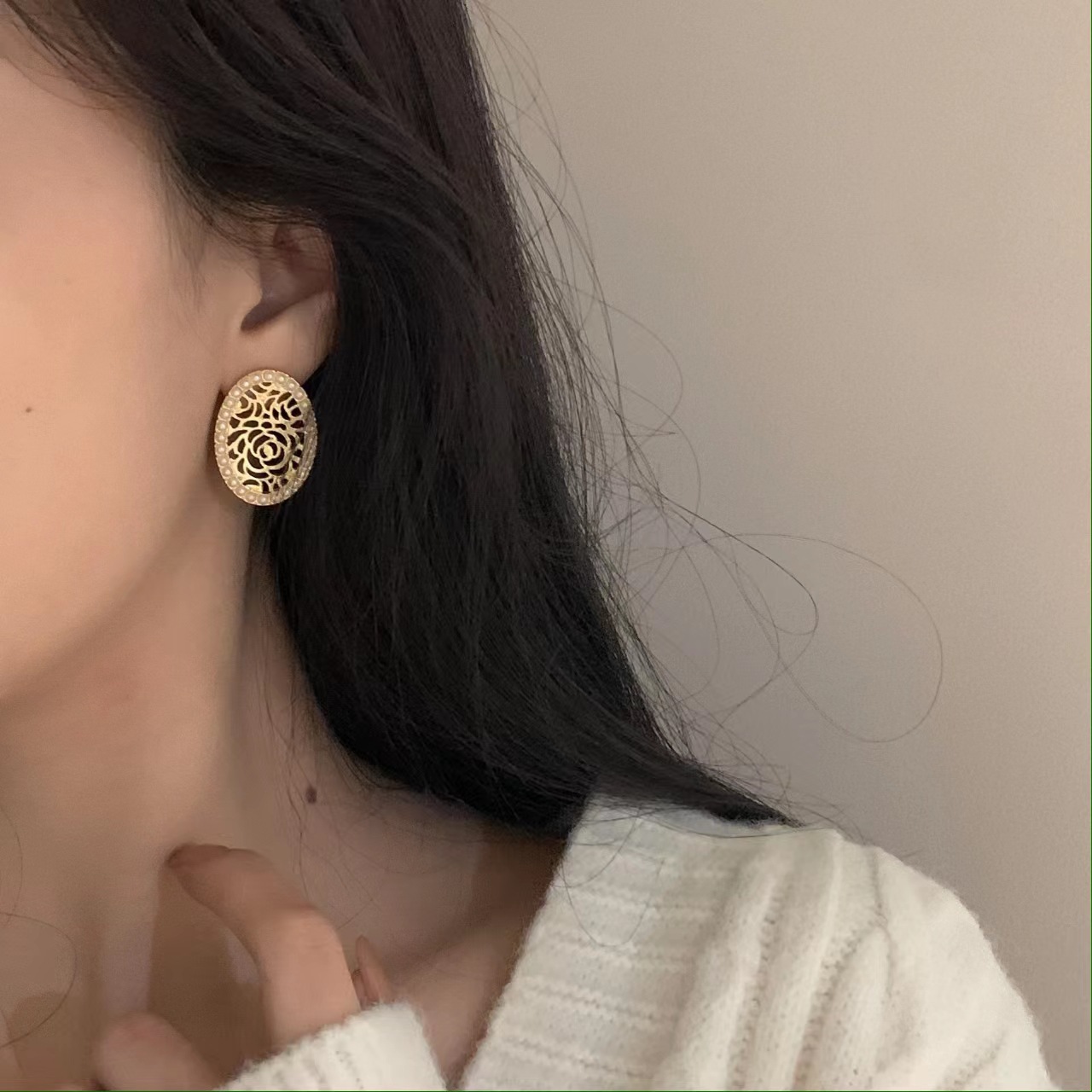The same style of hollowed-out rose oval pearl earrings as Korean Oni, retro court-style niche earrings details Picture
