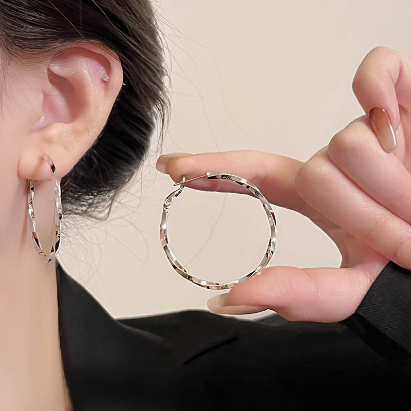 Hong Kong-style retro circular stud earrings, women's light luxury high-end fashion earrings, niche design, unique and versatile earrings Specification drawing