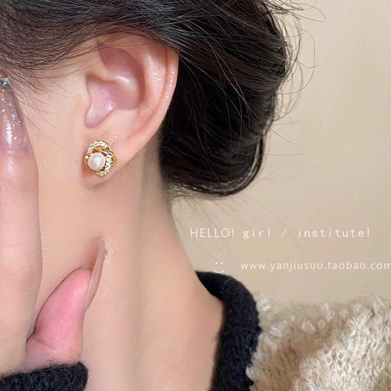 The new 2025 bestseller, the micro-inlaid zircon pearl stud earrings, exude a light luxury and high-end charm. They are small and exquisite French earrings details Picture