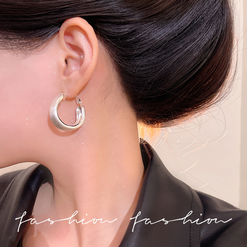 High-end, light luxury metal, European and American circle, retro Hong Kong-style wide-rimmed earrings, women's geometric shape, elegant silver needle earrings Specification drawing