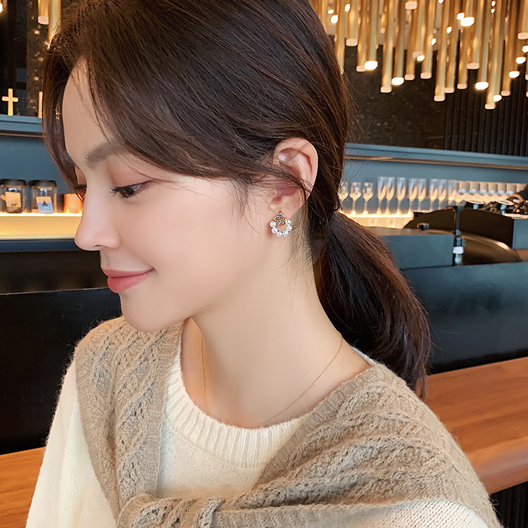 Geometric Circle S925 Silver needle, Korean flower pearl, elegant Internet celebrity girl, small, versatile and fashionable stud earrings Specification drawing
