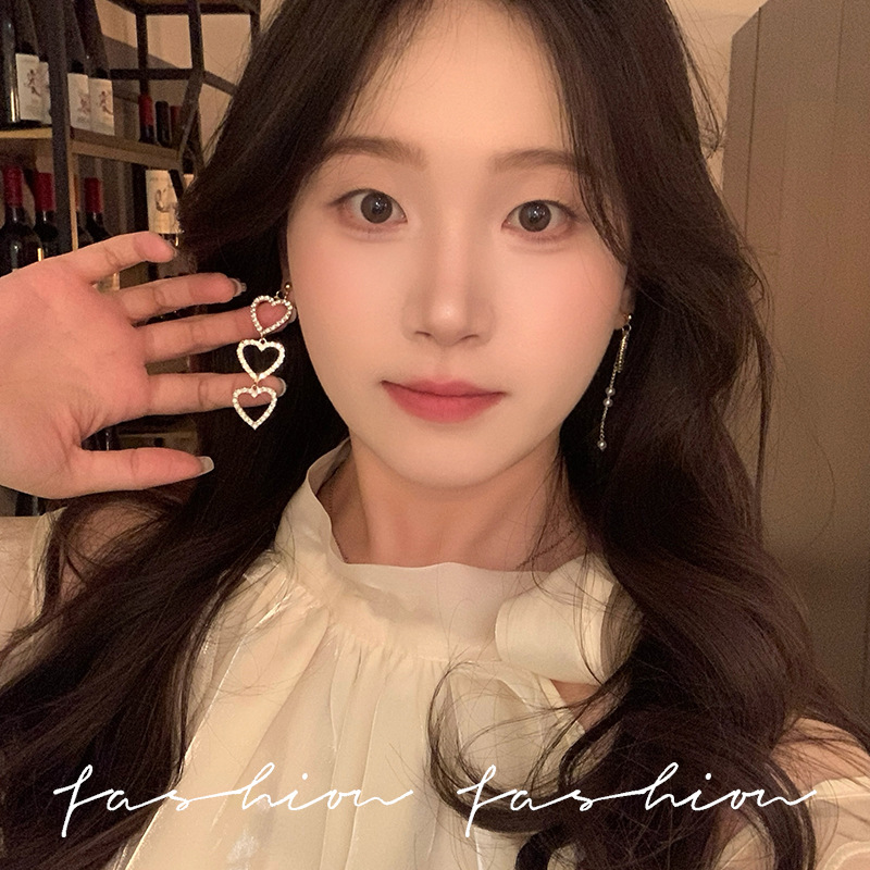 Super dazzling hollowed-out heart-shaped long earrings, a niche design for women with a high-end feel, diamond-encrusted earrings, round face heart-shaped earrings Specification drawing