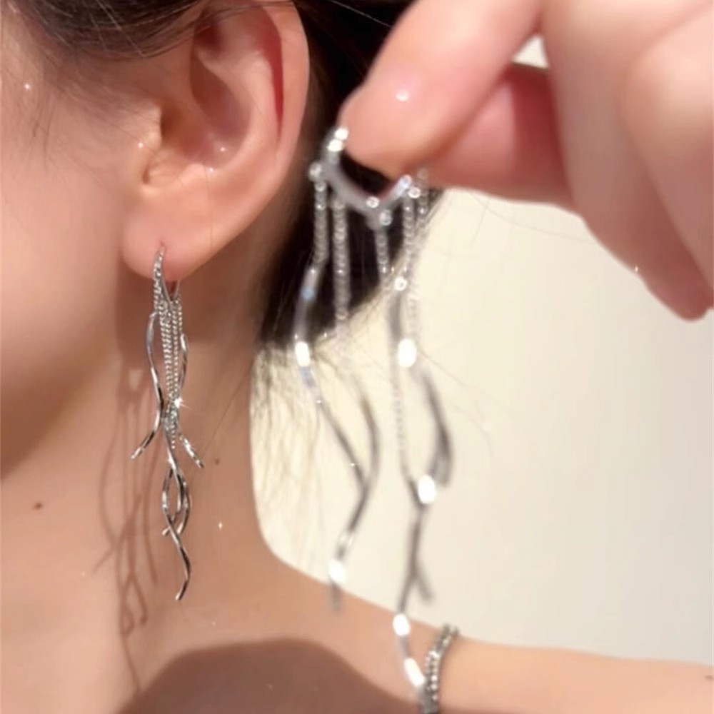 The 925 silver needle long tassel earrings have a perfect sense of the camera, exuding a light luxury and high-end feel. The stud earrings are a stylish and elegant ear accessory Application Scenario