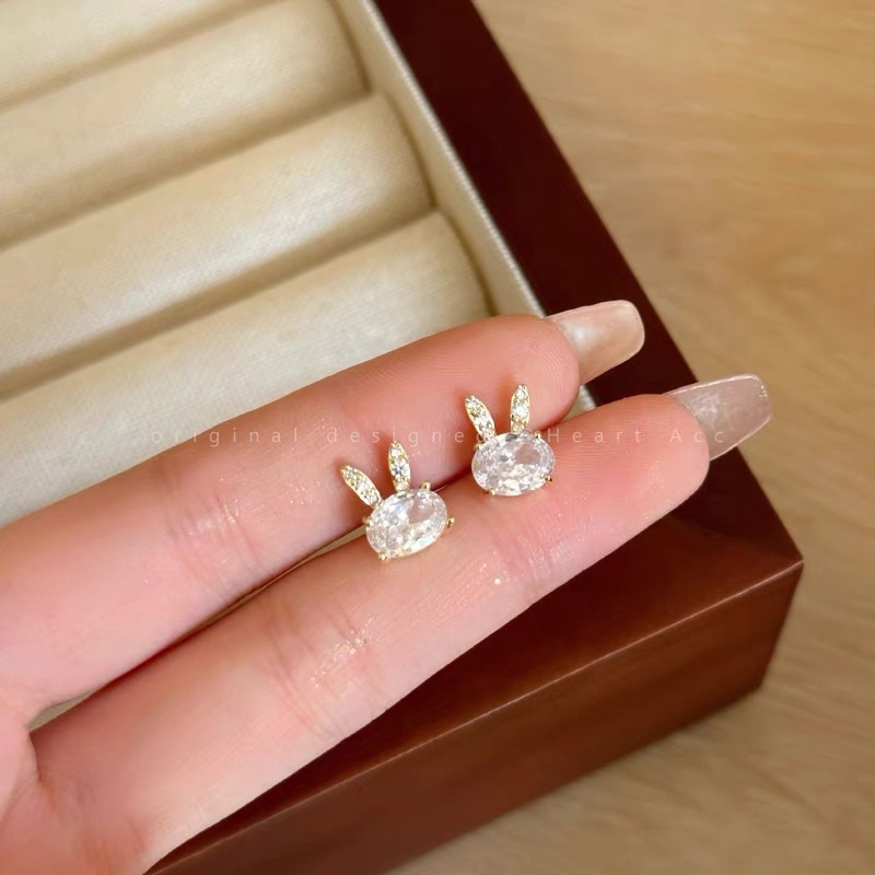 Micro-inlaid zircon cute rabbit stud earrings for women, light luxury, fashionable and high-end style earrings, niche design, versatile and unique earrings Application Scenario