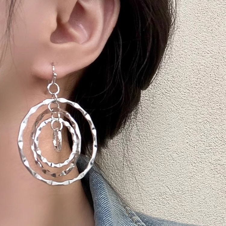The retro multi-layer hammer-patterned earrings exude a unique feminine charm. They have a cool and refreshing touch. The ear studs modify the face shape and make the face look better. Small earrings Specification drawing