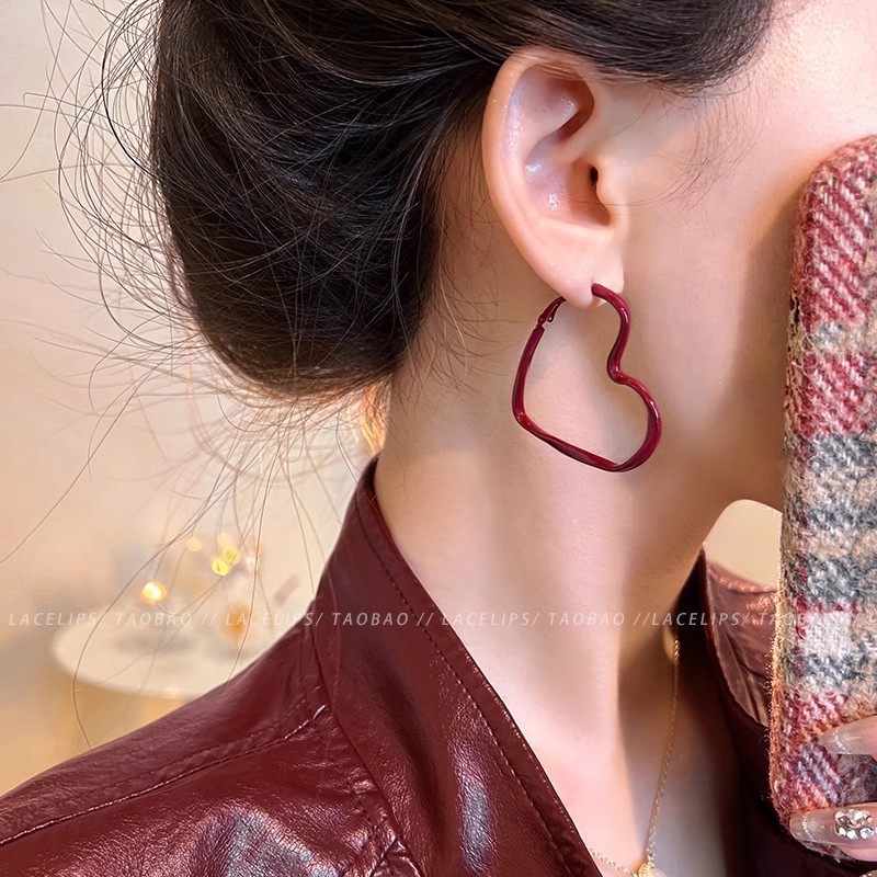 Festive atmosphere ~ Niche design sense New Year red heart-shaped earrings, 2025 new trendy stud earrings for women Application Scenario