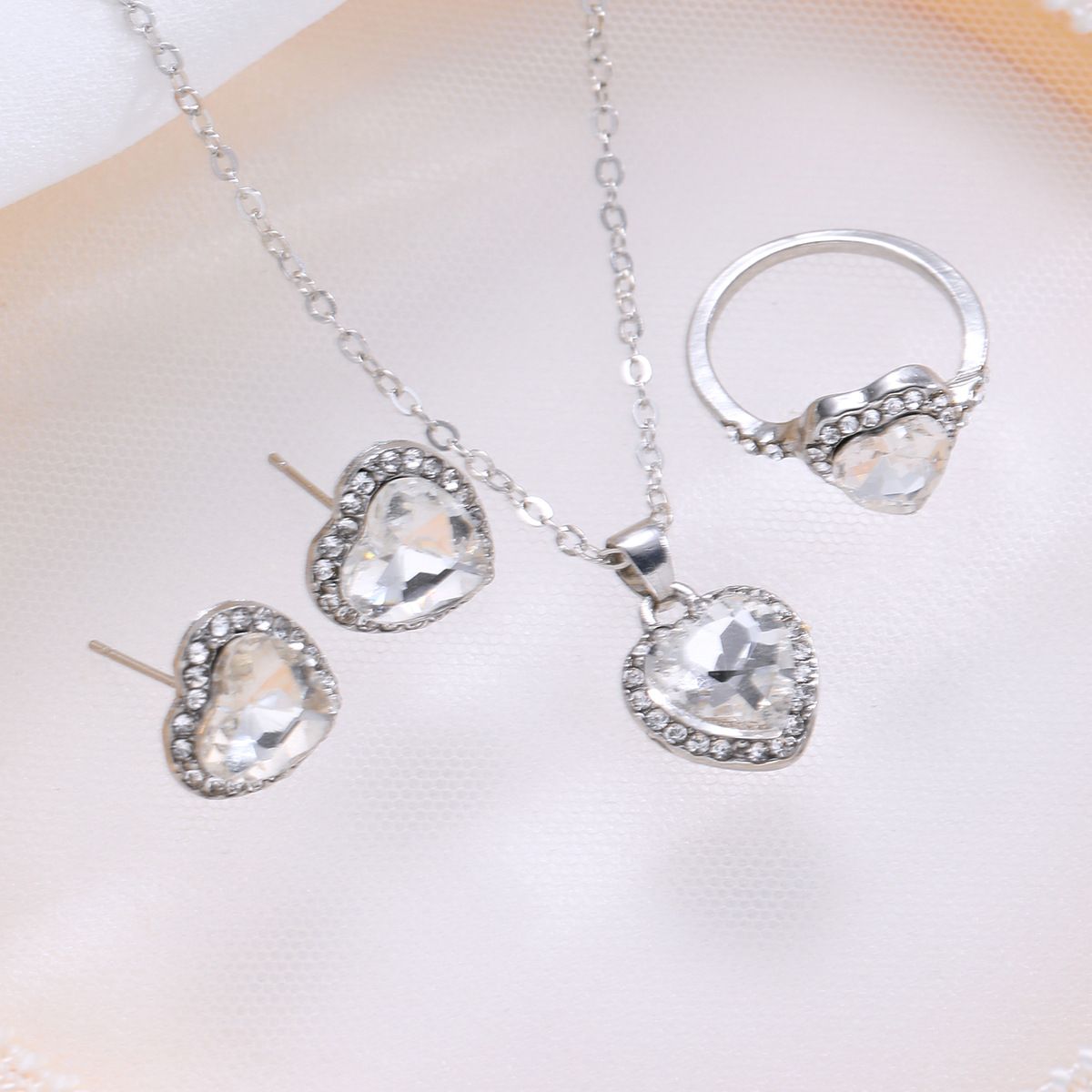 A new cross-border minimalist and cold style zircon heart-shaped earrings, rings, necklace sets, and diamond jewelry for women Application Scenario