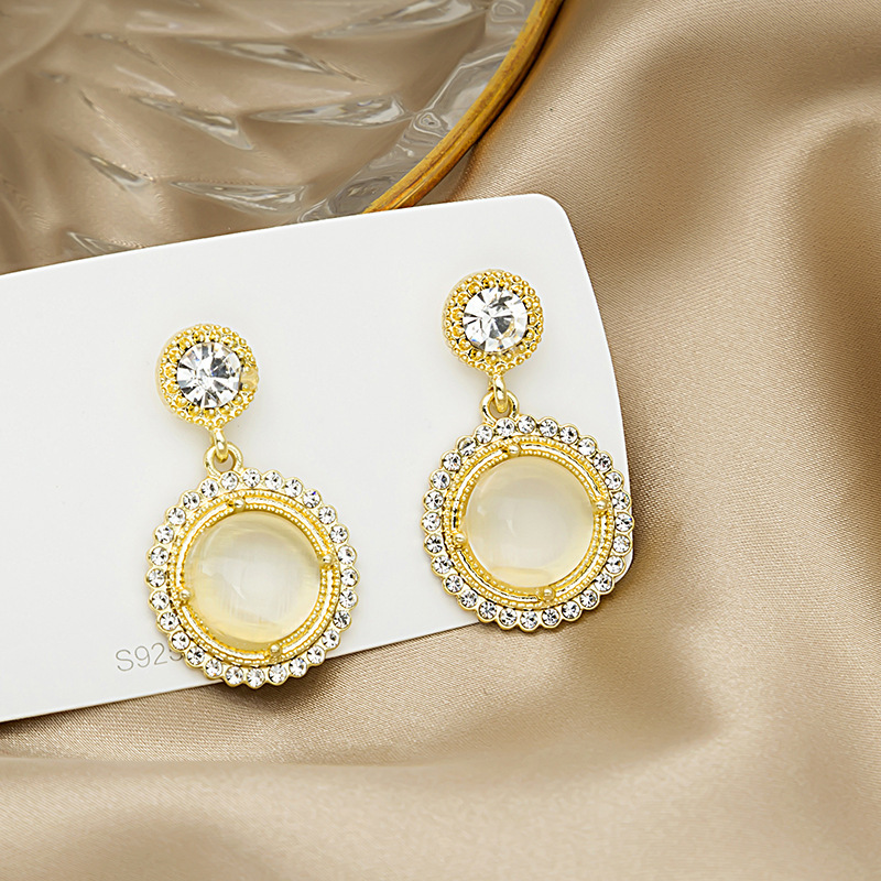 S925 Silver needle retro French round cat-eye earrings, elegant and trendy Korean style, diamond-encrusted, personalized and versatile stud earrings Application Scenario