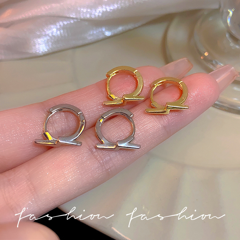 Men's silver needle earring, a niche design with a high-end feel, a new 2024 trendy and cool lightning ear buckle, a cold style earpiece Application Scenario