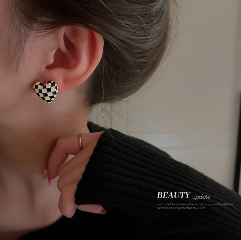 925 Silver Needle Oil Drop Checkerboard heart-shaped Stud Earrings, Korean small fairy tale sweet earrings, forest-style ins style earrings for women Specification drawing