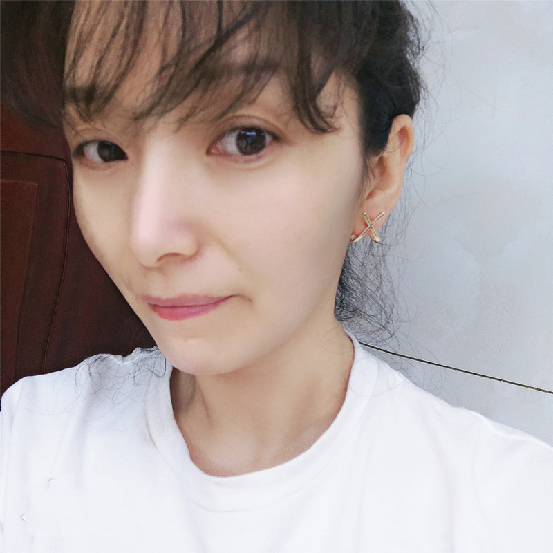 S925 Silver needle, fashionable cross-shaped earrings from Dongdaemun, South Korea. Metal face, cold style, trendy stud earrings, simple and individual Application Scenario