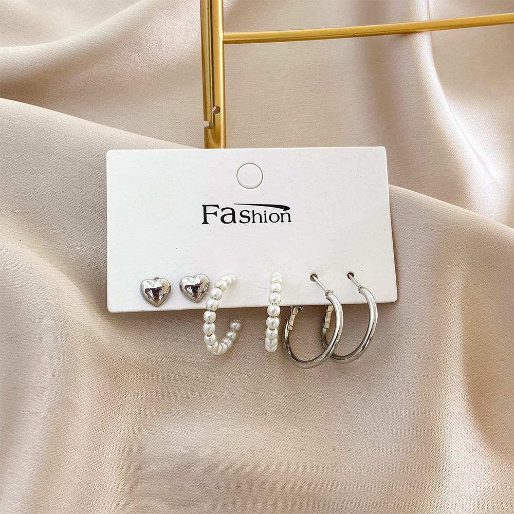 European and American cross-border simple alloy silver 3-pair earrings, heart-shaped stud earrings, creative geometric ear rings, and pearl imitation earrings Application Scenario