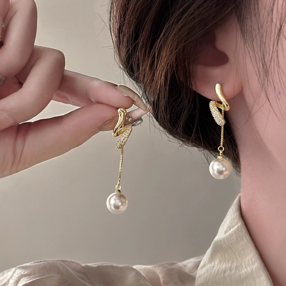 The light luxury and high-end diamond-encrusted grey pearl tassel earrings are unique and long, slimming and face-enhancing stud earrings with a niche design details Picture