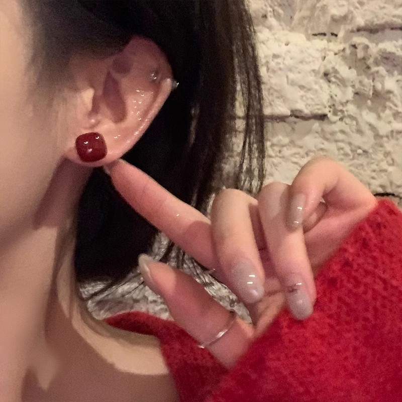 Retro wine red square stud earrings for women, a light luxury, niche and high-end style, simple, fashionable and versatile autumn and winter earrings Application Scenario