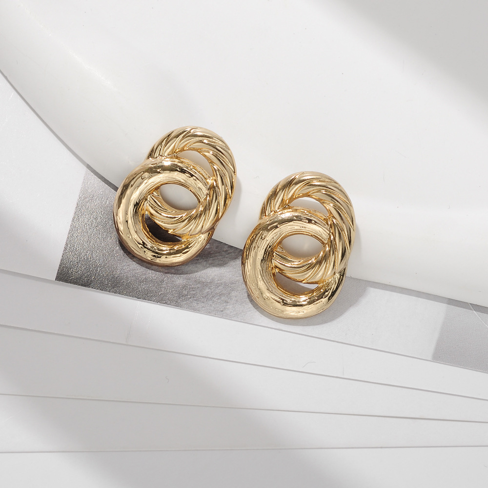 ins retro court-style irregular overlapping double-ring metal earrings with a niche and elegant design Specification drawing