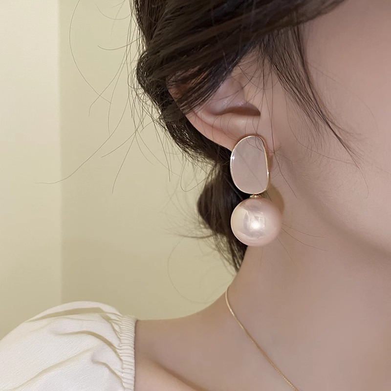 S925 Silver Needle Champagne-colored pearl earrings, women's ins style, light luxury, high-end and elegant stud earrings, bestsellers, versatile earrings Application Scenario