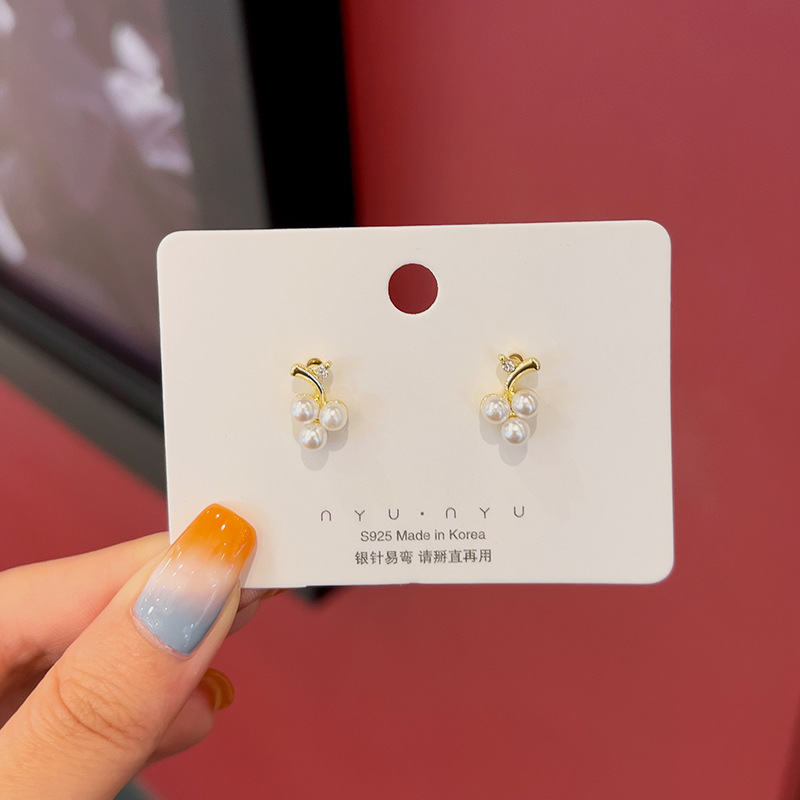 925 sterling silver ear studs, elegant small earlobes, light luxury heavy industry, pearl leaves, high-end feel, one-piece consignment Application Scenario
