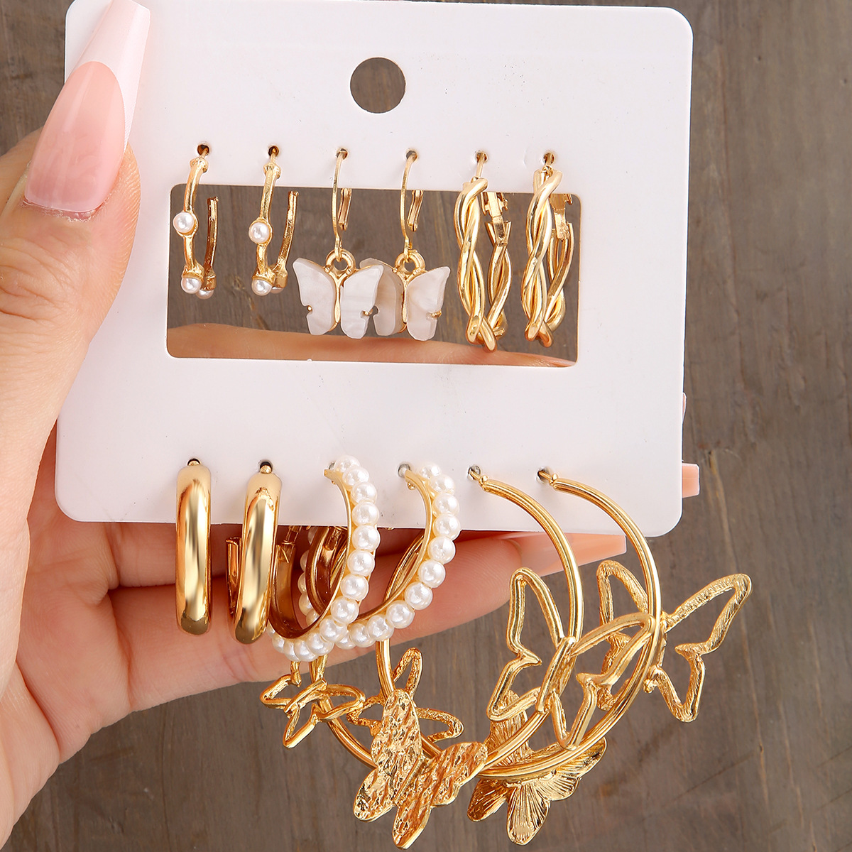 A new set of metal butterfly earrings from Europe and America, set of imitation pearl earrings, and a combination of Ins earrings are high-end and niche full figure