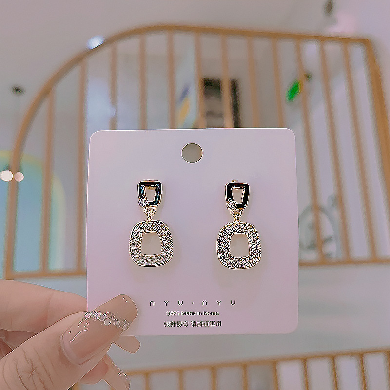 The S925 silver needle personalized hollowed-out geometric micro-set diamond earrings feature a unique and exquisite design, exuding a fashionable and elegant charm Application Scenario