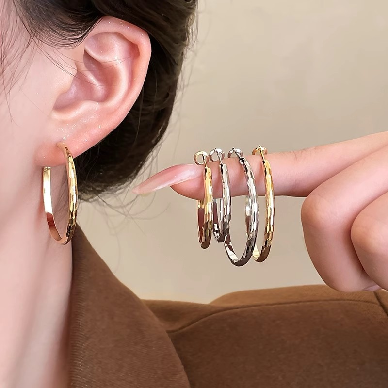 Round and square face twisted plain ring earrings, women's unique and exaggerated style circle earrings, 2025 new high-end earrings full figure