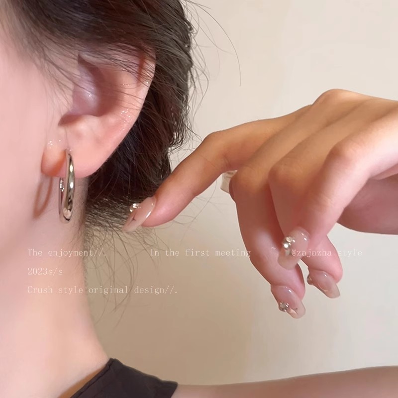 Silver pigment ring s925 silver needle ear ring, minimalist round face earrings with a cold and aloof style for women, a light luxury and high-end ring ear accessory Application Scenario