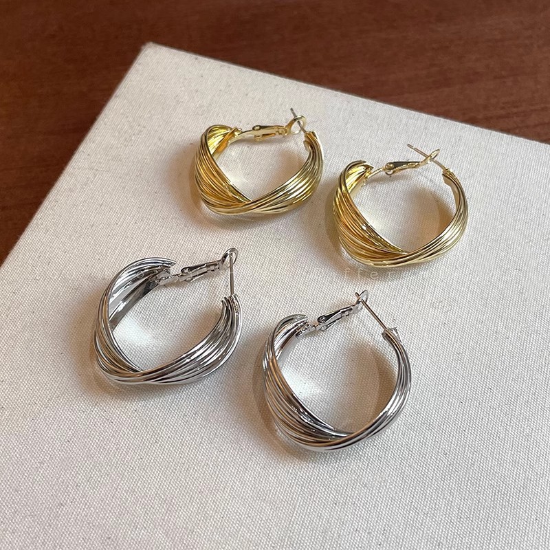 Retro Hong Kong-style geometric circle earrings, a unique and stylish design for women, are versatile and high-end earrings for daily use Application Scenario