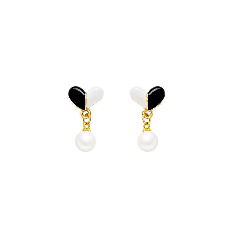 Black and white mixed-color heart-shaped pearl stud earrings exude a sense of sophistication, are versatile, and feature a niche design. They are a high-end, simple, and commuter style earpiece Item Picture