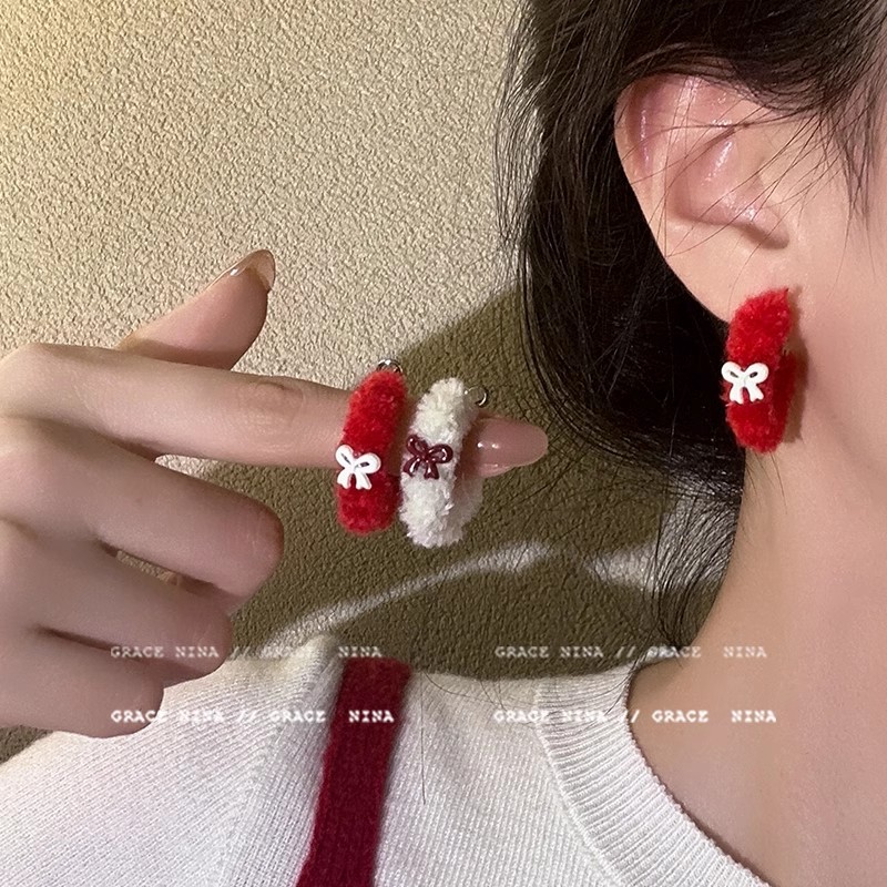 Gentle plush bow ear rings for women with round faces to show off. Autumn and winter earrings with a high-end feel and unique charm. Earrings for women full figure