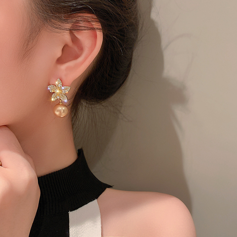 S925 Silver Needle Champagne beaded Diamond Flower Tremor Bride Stud Earrings, Korean style retro earrings for women Application Scenario