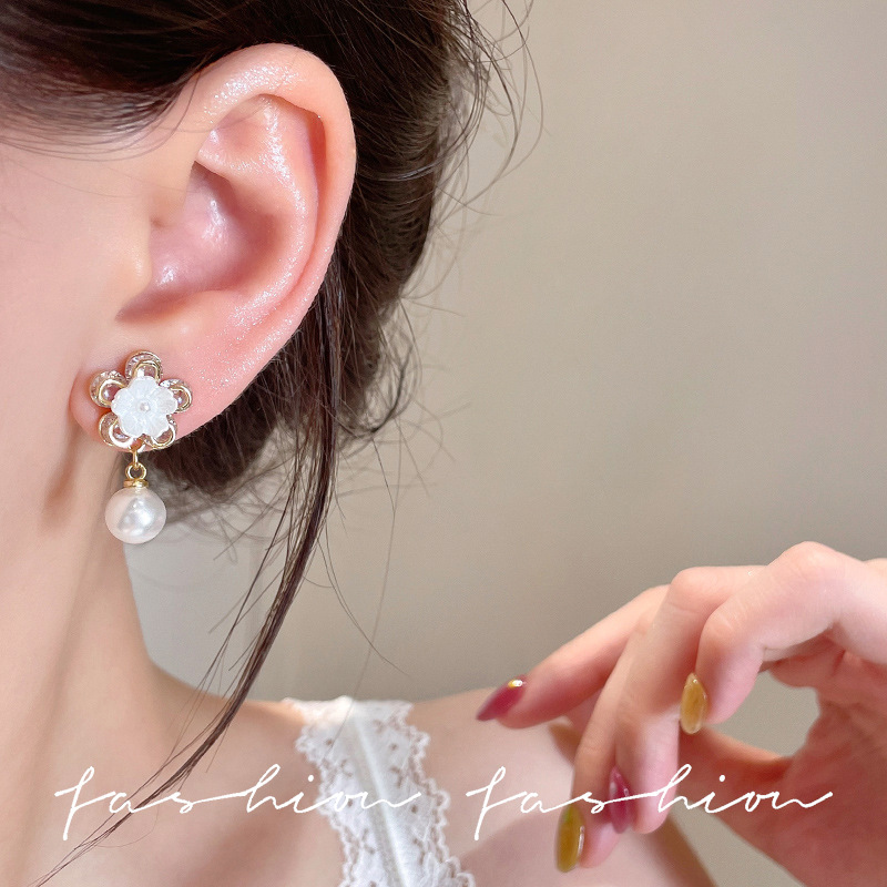Sweet and elegant white flower pearl earrings for women 2025 new bestsellers, fresh, niche and versatile earrings wholesale Application Scenario