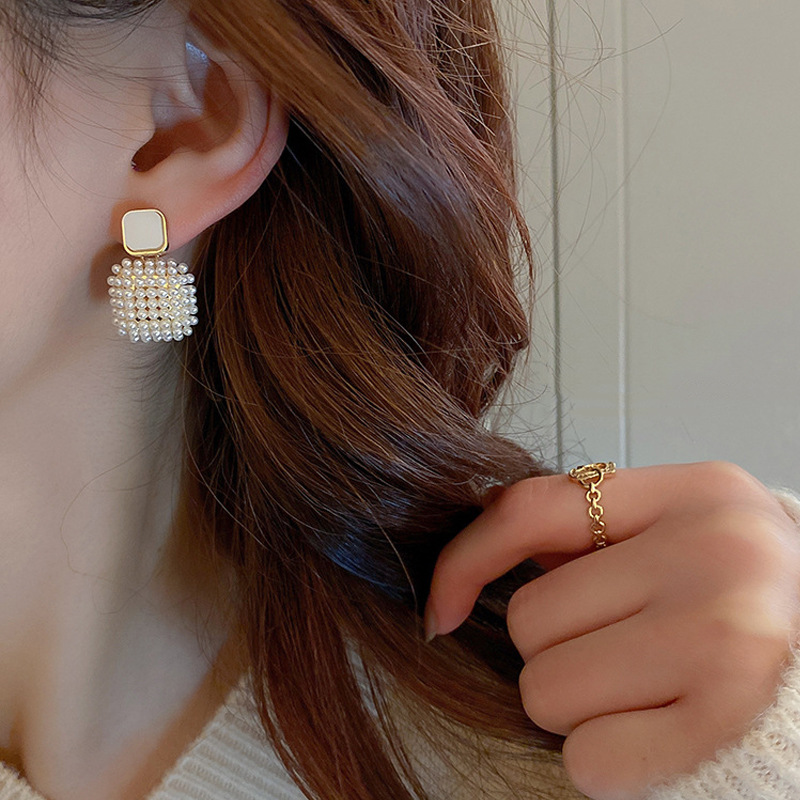 Square pearl earrings for women, from Dongdaemun, South Korea, with a forest-style, ethereal charm. The stud earrings exude a sense of sophistication and are simple yet versatile Application Scenario