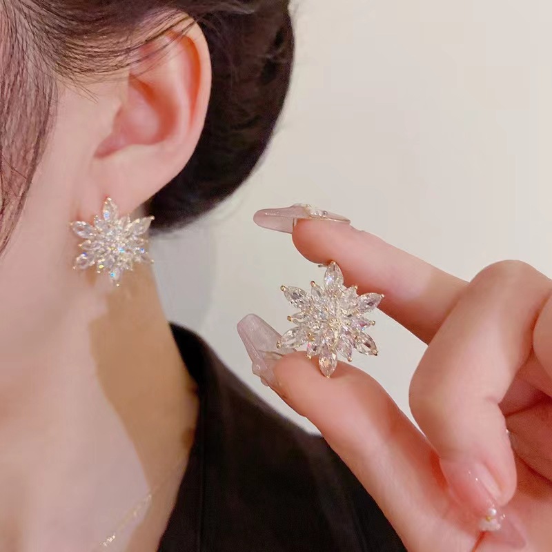 Korean crystal flower stud earrings for women, with a niche design sense, light luxury and high-end feel, versatile earrings S925 silver needle earrings, trendy details Picture