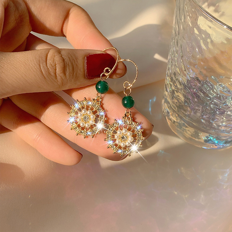 Lucky disc micro-inlaid craft earrings, French pearl earrings for women, simple and fashionable, Japanese and Korean style earrings, retro stud earrings Specification drawing