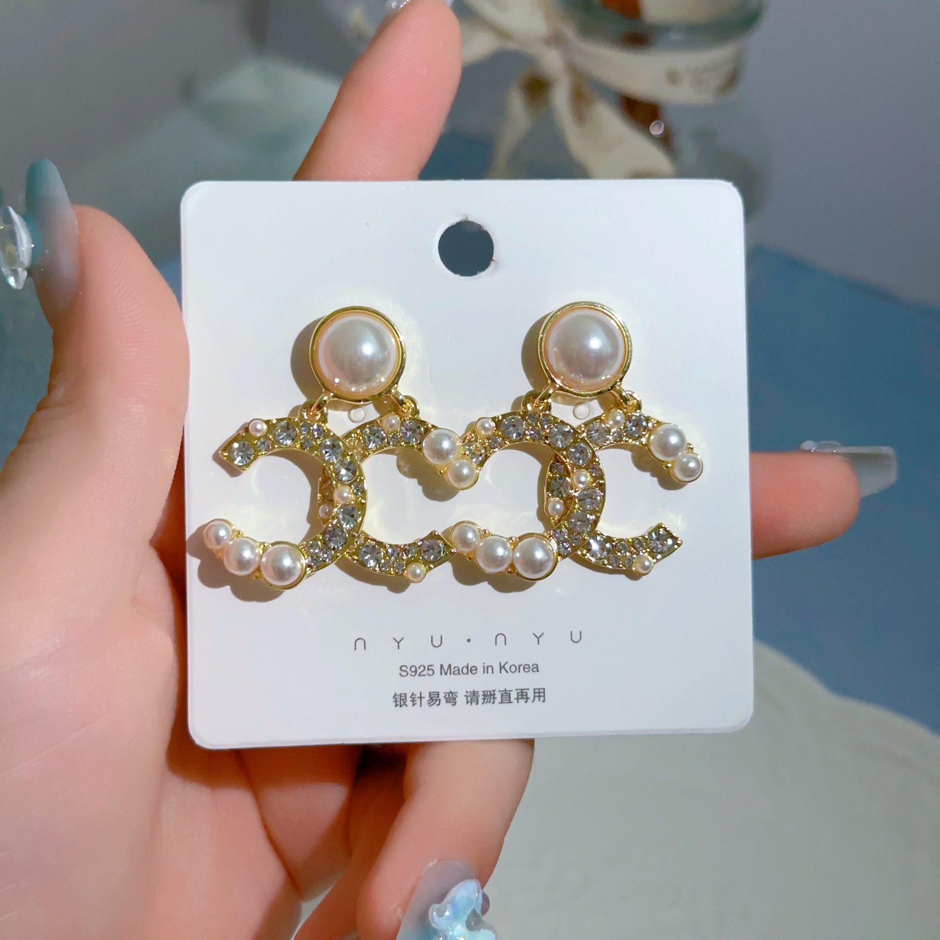 Letter high-end pearl earrings, Chanel style Double C fashionable retro earrings, elegant and mature woman light luxury earrings in stock Application Scenario